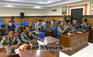 Babinsa Latih Sat Linmas Berkomitmen Dukung Keamanan dan Ketertiban di Wilayah