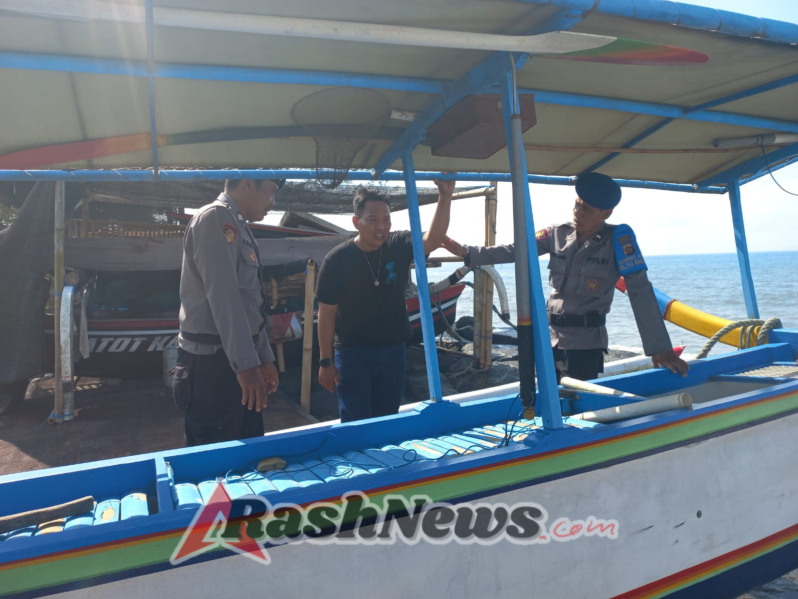 Polairud Polres Gianyar Sambangi Nelayan di Pantai Lebih, Ingatkan Keselamatan saat Melaut