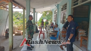Babinsa Koramil 1603-04/Kewapante Awasi Penyaluran Bantuan Pangan Di Wilayah Binaan.