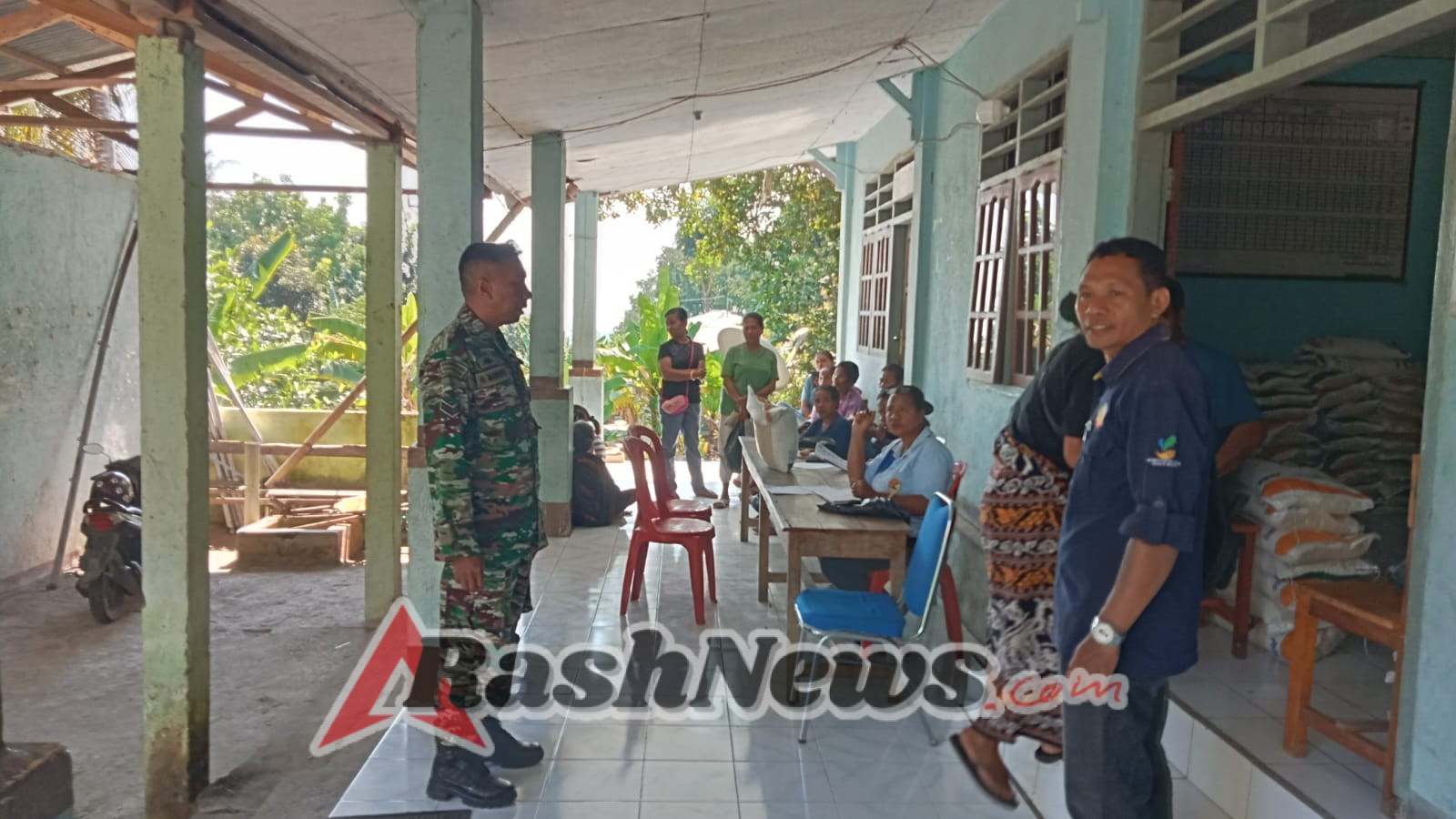 Babinsa Koramil 1603-04/Kewapante Awasi Penyaluran Bantuan Pangan Di Wilayah Binaan.