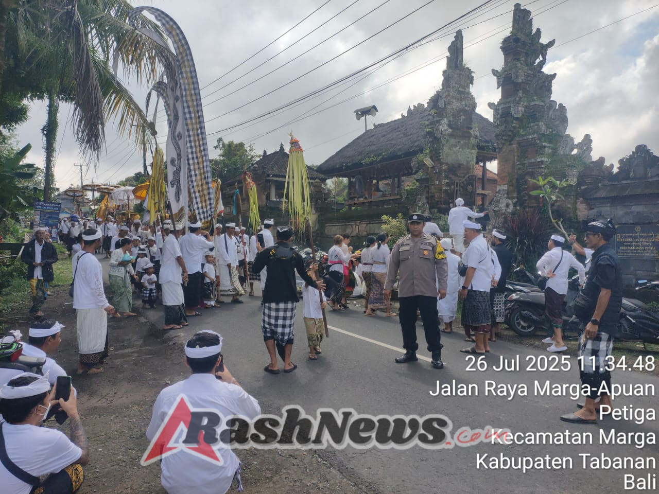 Bhabinkamtibmas Desa Petiga Berikan Pelayanan Atensi Upacara Dewa Yadnya Memendak Tapakan Pura Desa Bale Agung