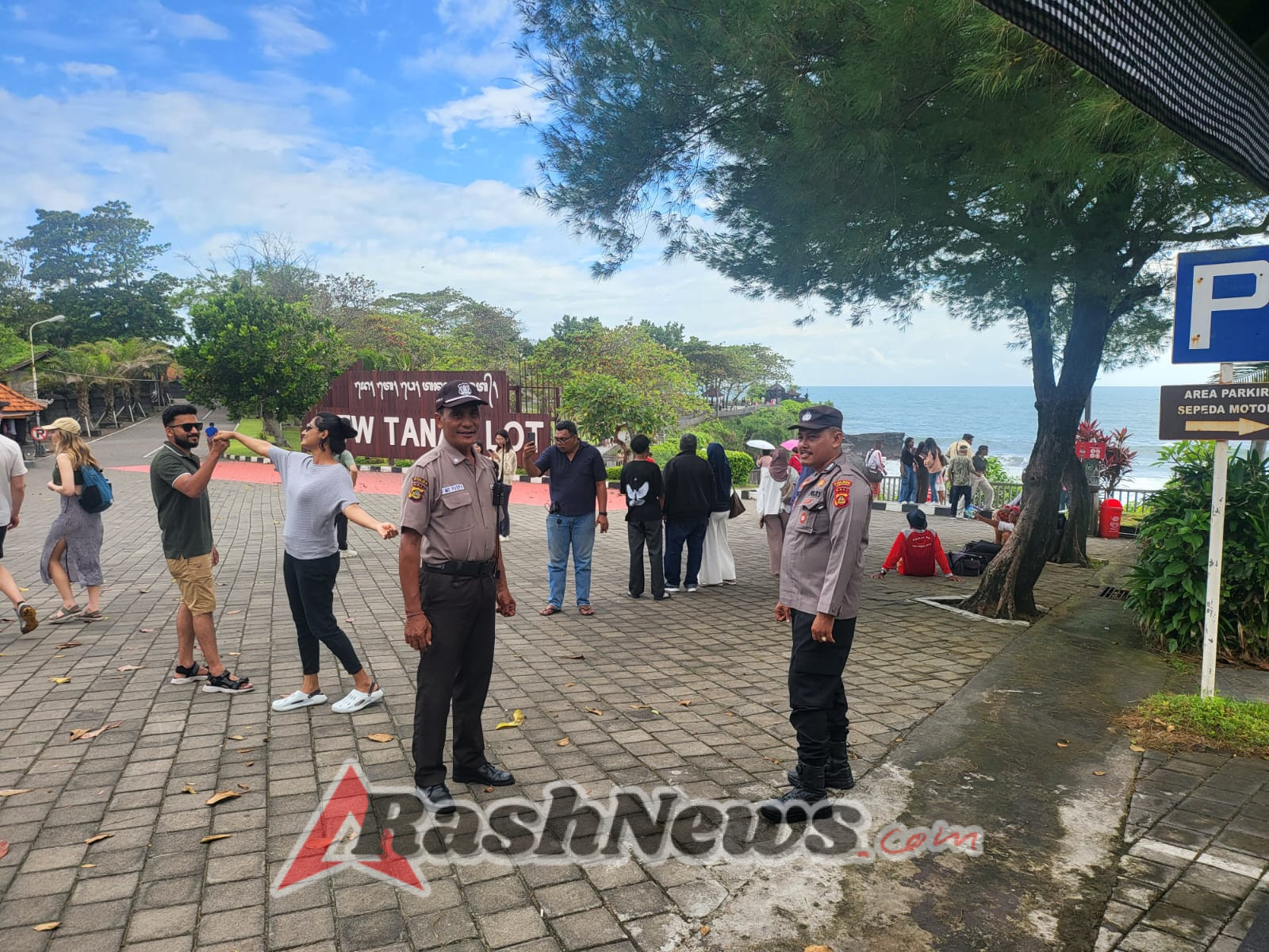 Personil Polsubsektor Tanah Lot Melaksanakan Patroli di Kawasan DTW