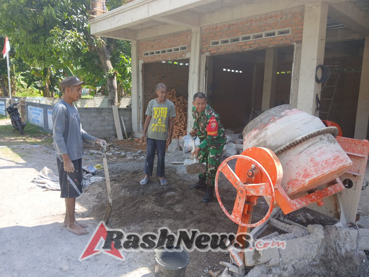 TNI Hadir untuk Rakyat: Babinsa Ende Bangun Rumah Bersama Masyarakat Ndori