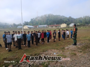 Wujud Pembinaan Generasi Muda, Babinsa dan Polsek Gelar Latihan PBB di Tabundung