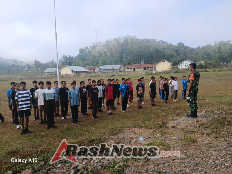 Wujud Pembinaan Generasi Muda, Babinsa dan Polsek Gelar Latihan PBB di Tabundung