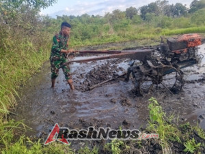 Wujud Pembinaan Generasi Muda, Babinsa dan Polsek Gelar Latihan PBB di Tabundung