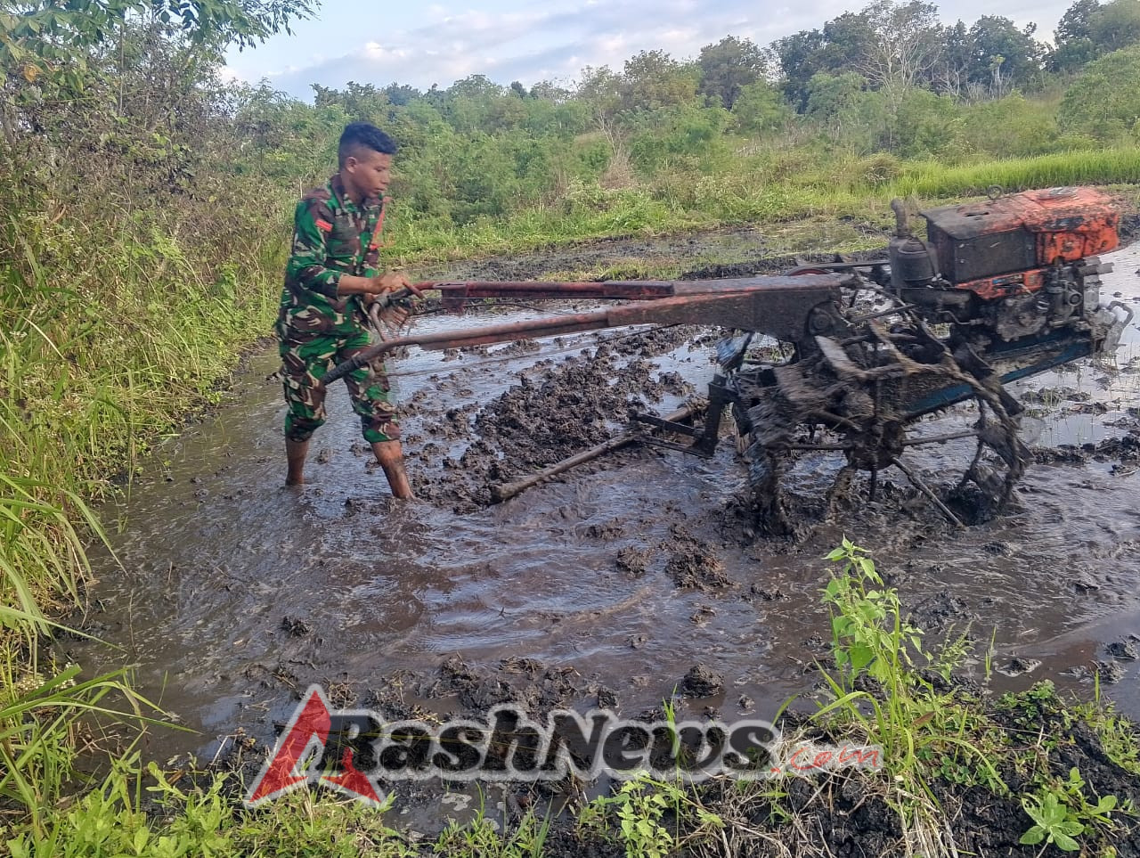 Wujud Pembinaan Generasi Muda, Babinsa dan Polsek Gelar Latihan PBB di Tabundung
