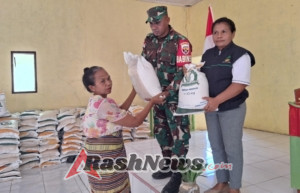 Babinsa Serda Krispianus Degha Pantau Penyaluran Bantuan Beras dari Perum Bulog di Desa Buk