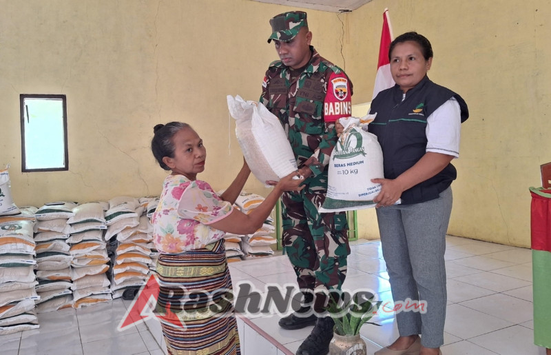 Babinsa Serda Krispianus Degha Pantau Penyaluran Bantuan Beras dari Perum Bulog di Desa Buk