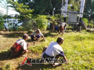 Babinsa Koramil 1622-04/Apui Bersama Warga Gelar Jumat Bersih di Desa Lembur Barat