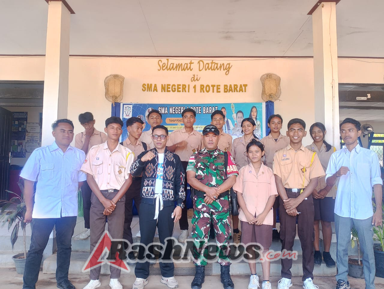 Babinsa Komsos Dengan Siswa Bahas Tentang Disiplin dan Taat Peraturan Sekolah