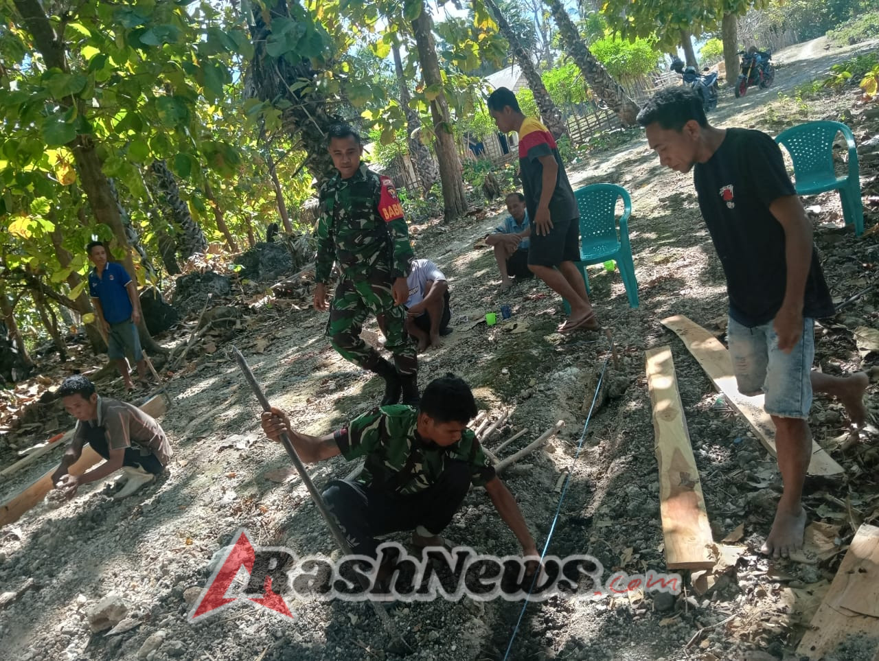 Babinsa Koramil 01/Ba’a Bersama Warga Desa Binaan Kerja Bakti Perbaikan Jalan