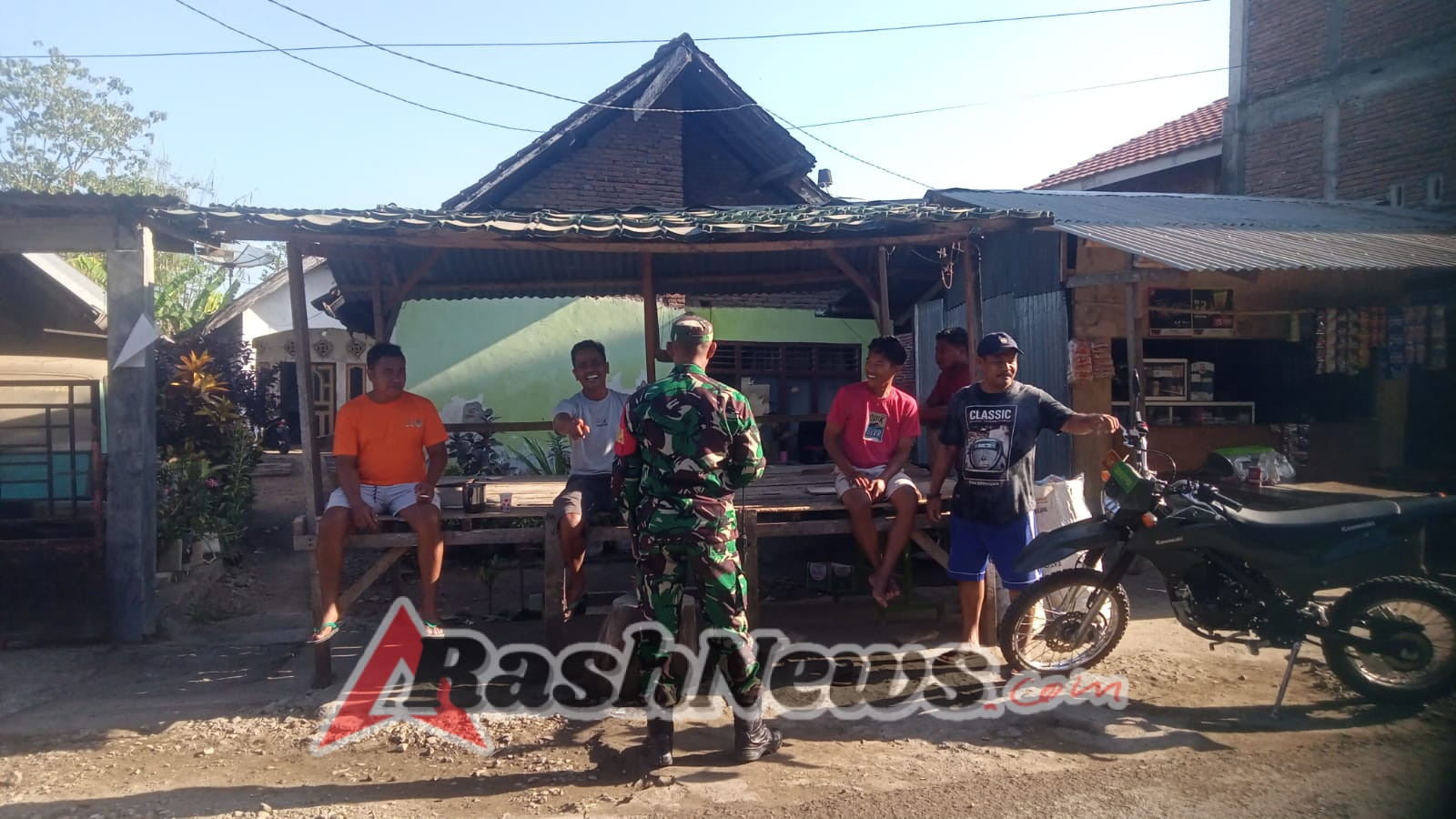 Komsos di Sambitangga, Babinsa Ajak Warga Hindari Tindakan Menyimpang