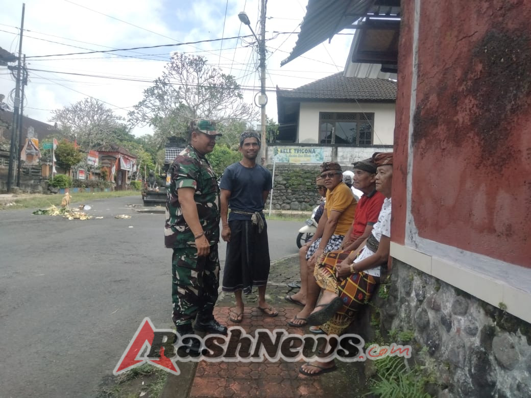 Perkokoh Kemanunggalan, Babinsa Semarapura Kaja Gelar Komsos Disela Kawal Pengabenan