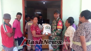 Babinsa Kolana Utara Dampingi Penyaluran 550 Karung Beras Bantuan Pangan untuk 275 KK