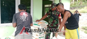 Babinsa Kodim 1602/Ende Kawal Ketat Penyaluran Bantuan Beras Pemerintah di Kecamatan Ende