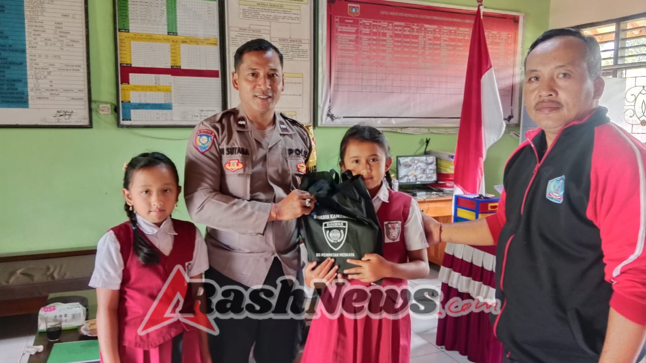 Melalui Bhabinkamtibmas Polsek Rendang Salurkan Bantuan Sosial Buku Alat Tulis Menyasar Anak-anak Sekolah Kurang Mampu