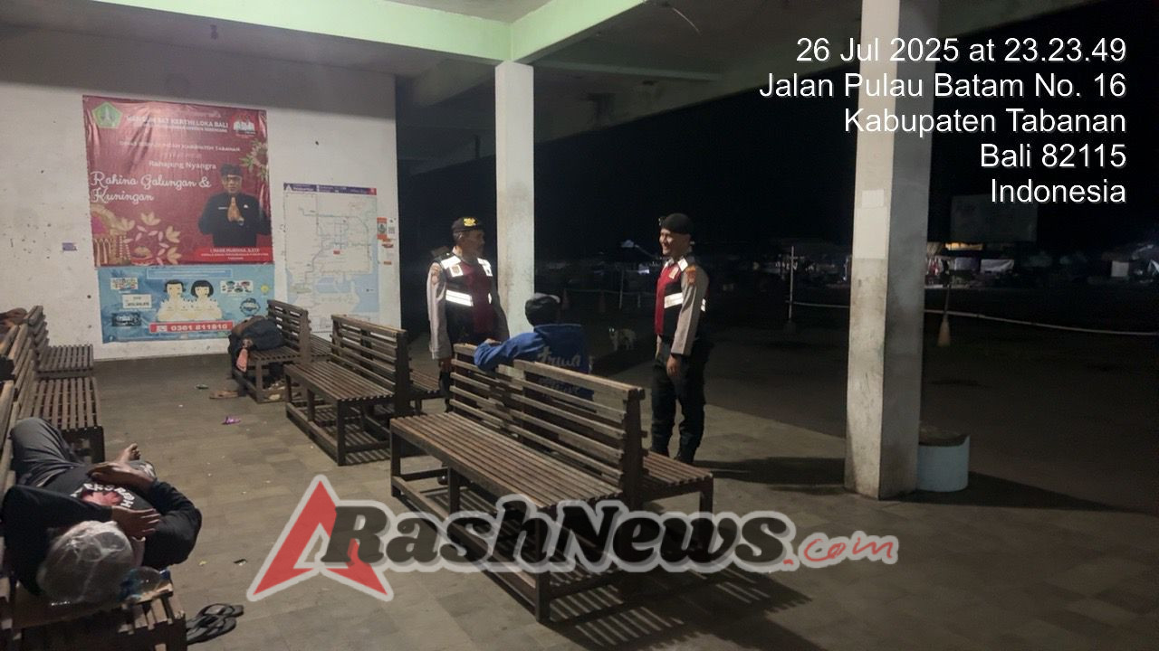 Polisi Sambangi Warga Saat Subuh, Patroli Jalan Kaki Sat Samapta Tabanan Cegah Kejahatan 3C