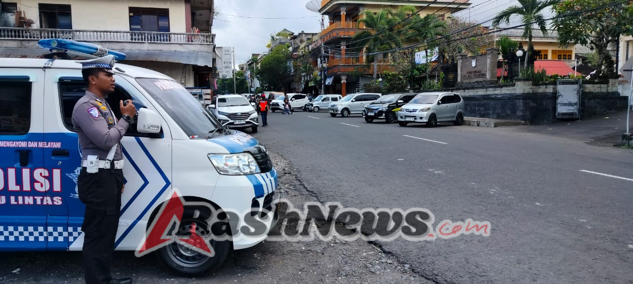 Polres Karangasem  Melakukan Himbauan Tertib Berlalu Lintas dalam Operasi Patuh Agung 2025