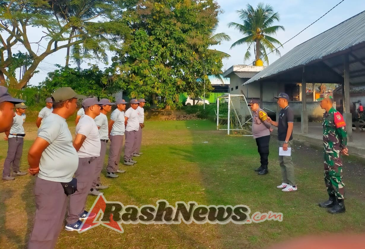 Tingkatkan Kemampuan Aparatur Keamanan Desa Singakerta, Bhabinkamtimbas Bersama Babinsa Berikan Latihan PBB dan Menerima Arahan dari Sekwilcam Ubud