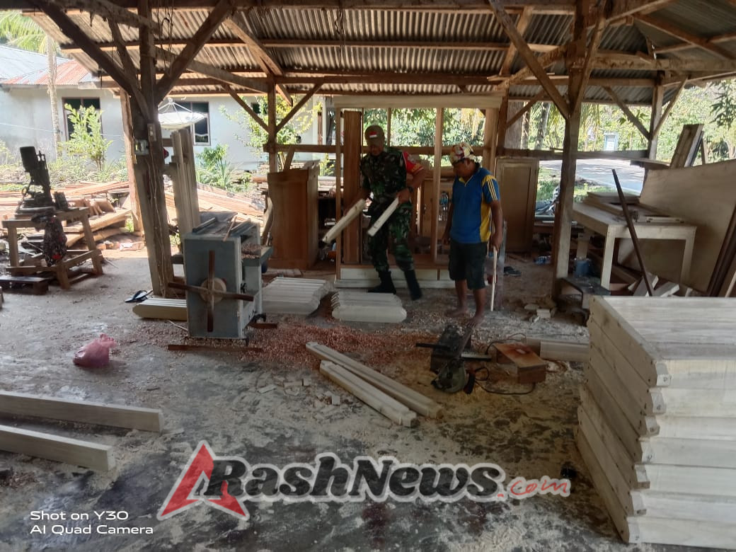 Komsos Humanis, Babinsa Ende Hadir di Tengah Aktivitas Warga