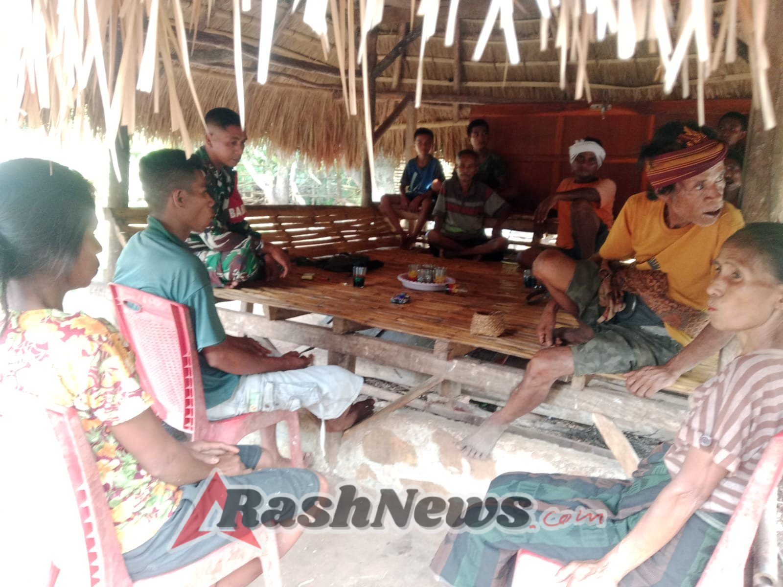 Komsos Dengan Warga, Babinsa Koramil 01/Laratama, Rutin Pantau Wilayah Binaan