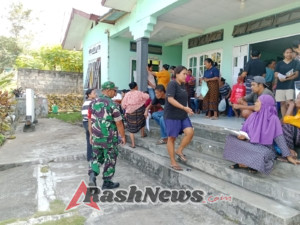 Babinsa Ende Amankan Antrean Minyak Tanah di Roworena Saat Kelangkaan Melanda
