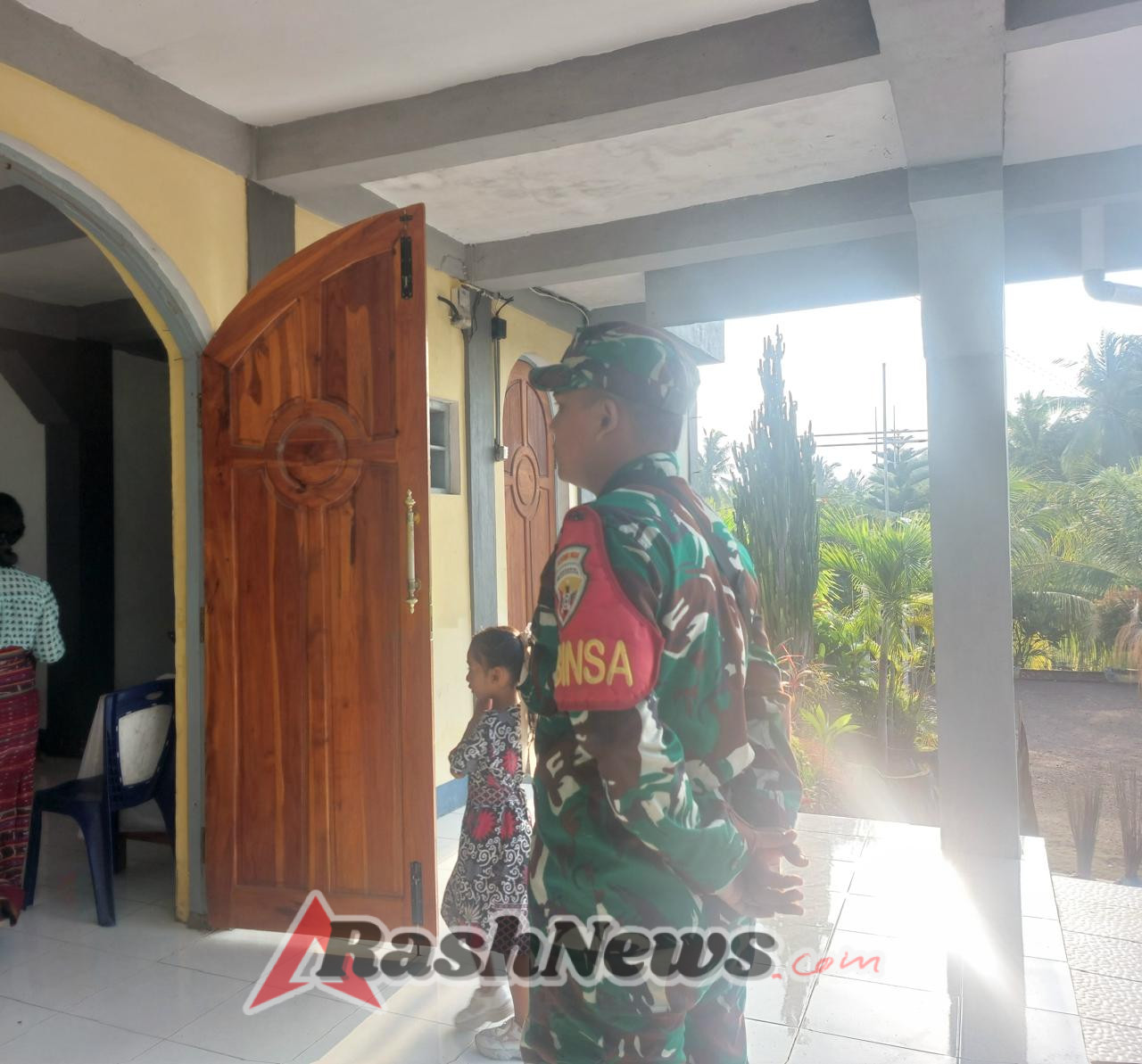 Babinsa Koramil 1624-07/Nagawutung Laksanakan Pengamanan Ibadah Minggu Di Desa Wulandoni