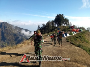 Sinergi TNI, TNGR, dan Porter Perbaiki Jalur Rusak Gunung Rinjani
