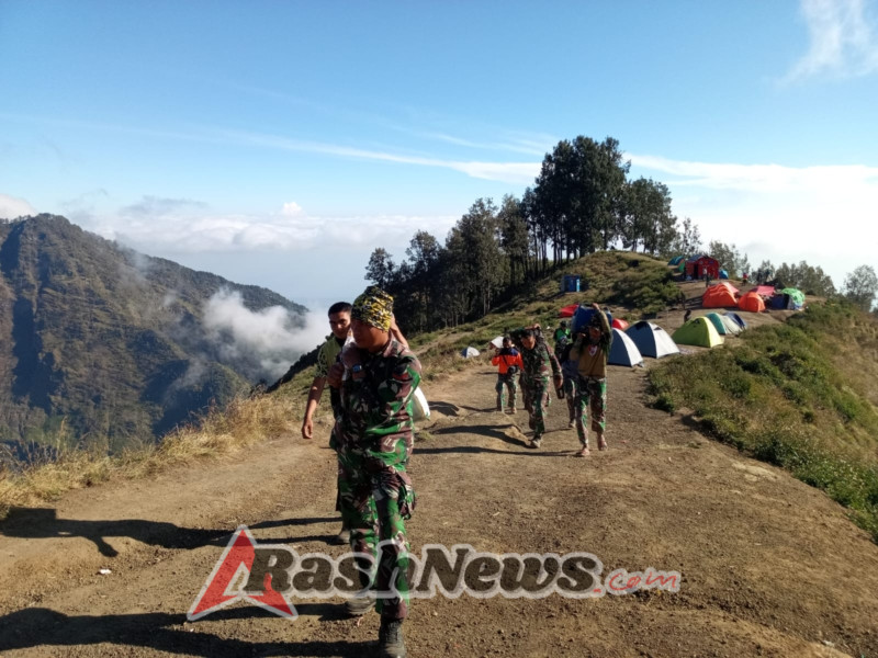 Sinergi TNI, TNGR, dan Porter Perbaiki Jalur Rusak Gunung Rinjani