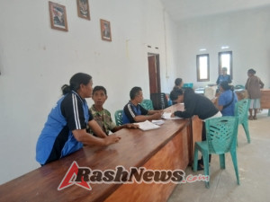 Babinsa Dan Aparat Desa Kompak Salurkan Bantuan Sosial