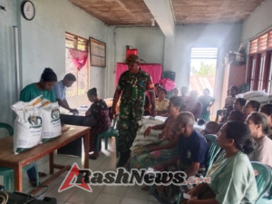 Babinsa Ende Utara Hadapi Keluhan Warga Soal Penyaluran Bantuan Beras