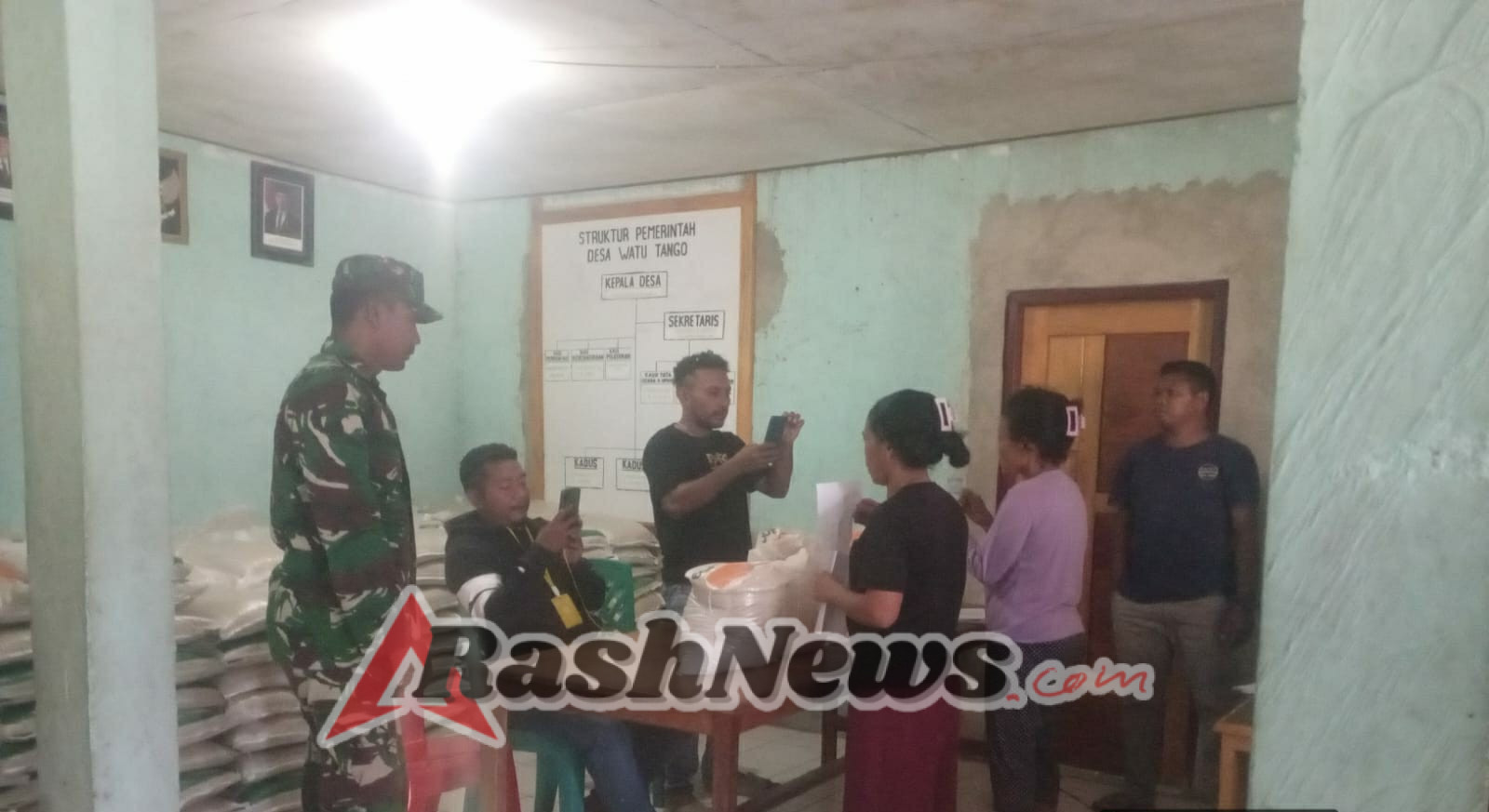 Bantuan Pangan Disalurkan di Reok Barat, Babinsa Pastikan Tepat Sasaran