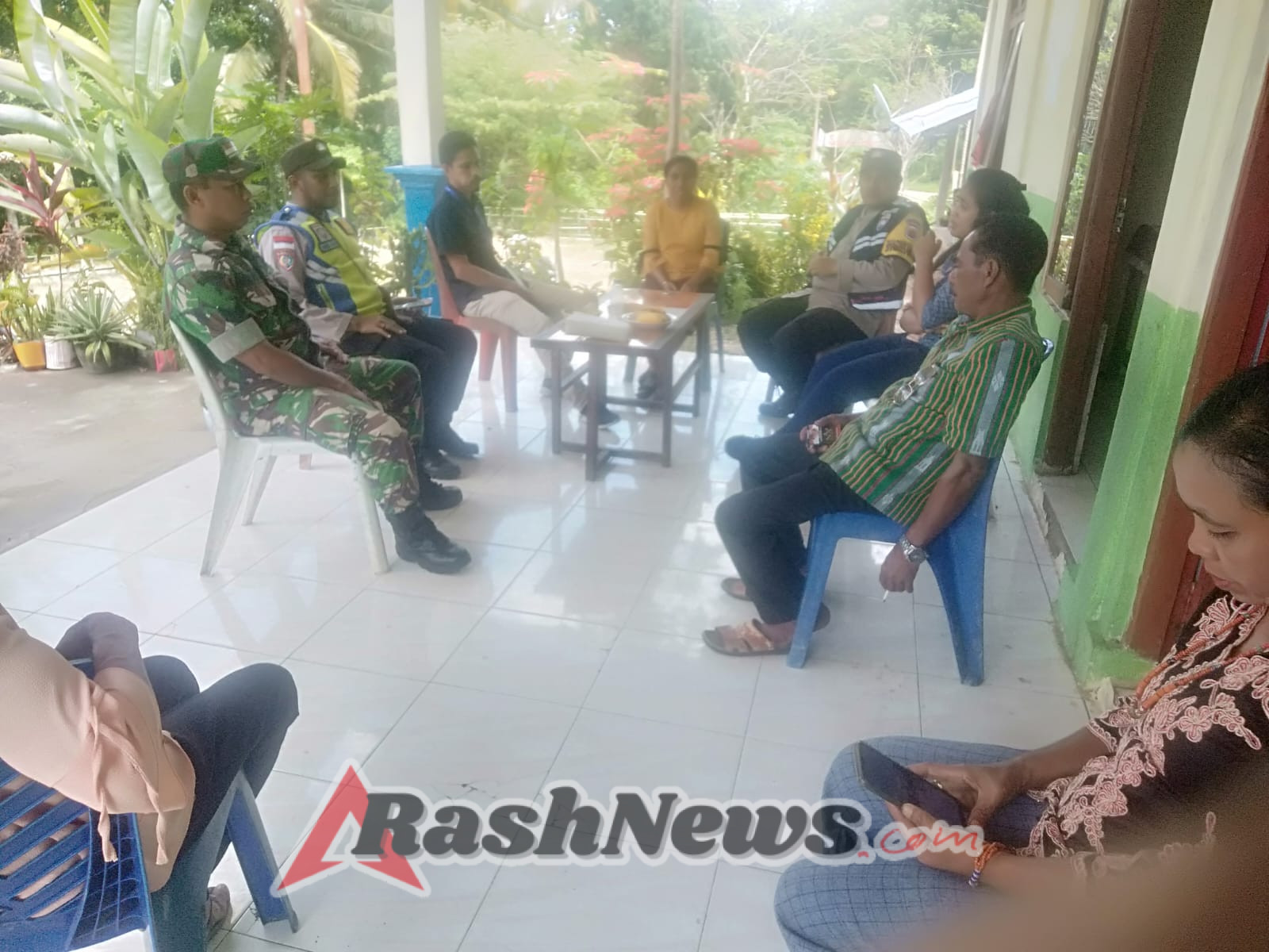 Komsos Babinsa Koramil Katikutana Dukung Pembangunan Desa di Sumba Tengah