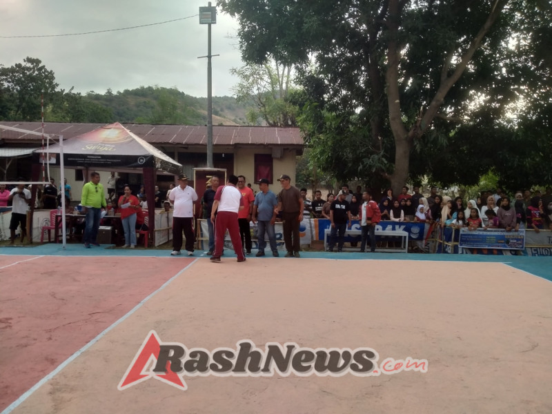 Turnamen Voli Tarkam Presisi III Resmi Dibuka, Babinsa Bajawa Turut Hadir di Polsek Riung