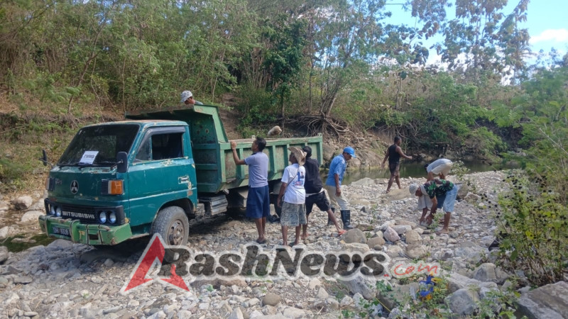 Masyarakat Gotong Royong Suplai Bahan Material Batu Kali Ke Lokasi TMMD 125 Kodim Belu