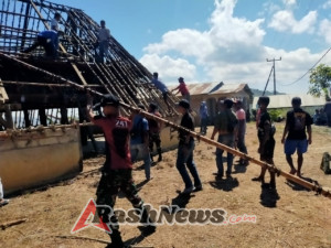 Peduli Warga Perbatasan, Pos Laktutus Turut Serta Dalam Pembongkaran Rumah Adat