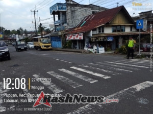 Personil Polsek Pupuan Laksanakan giat Strong Point, Kelancaran Arus Lalin Menjadi Prioritas