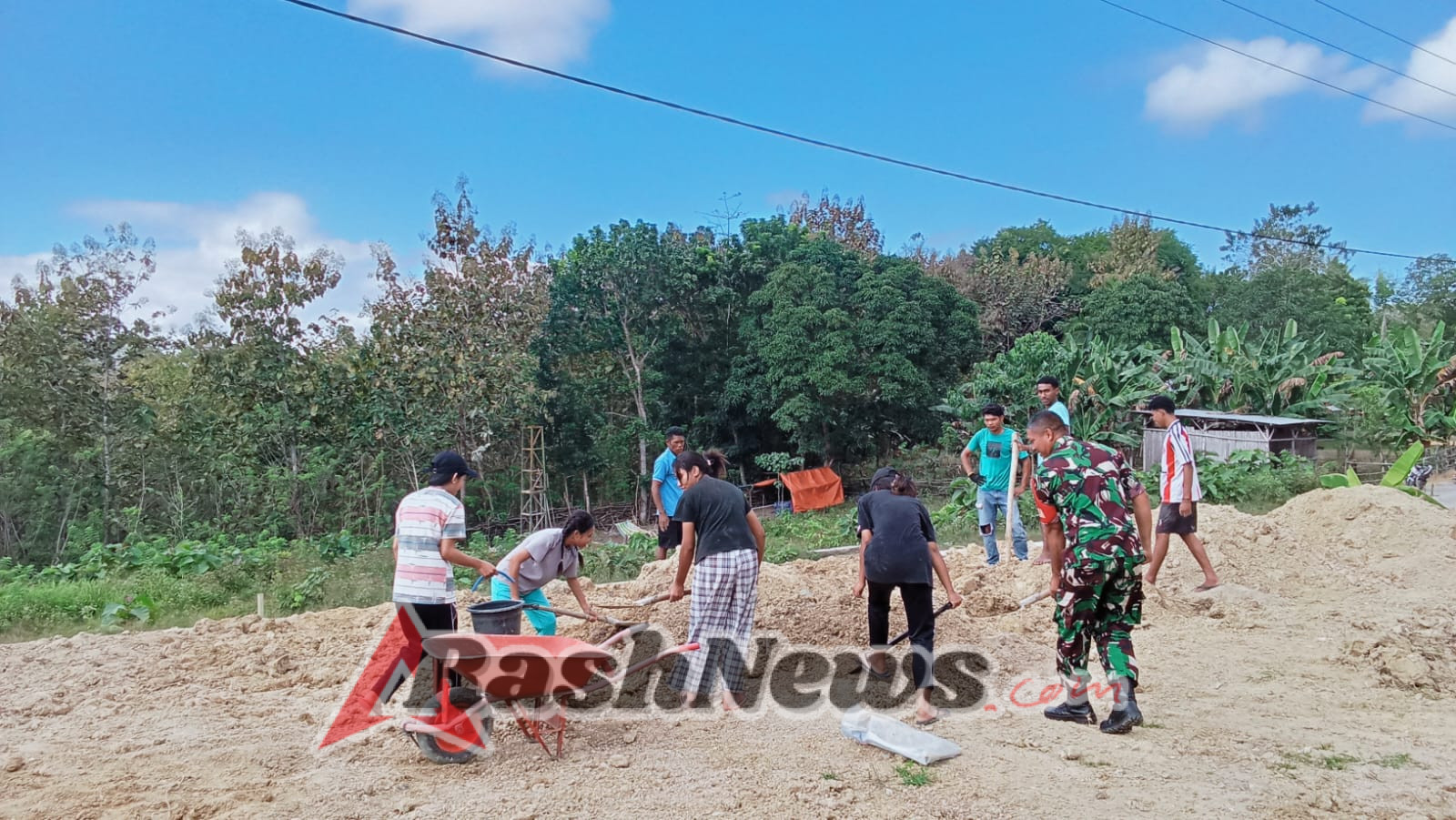 Peduli Lingkungan, Babinsa Koramil 1618-01/Miotim Aktif dalam Kegiatan Bersih Desa Popnam