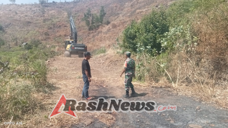 Babinsa dan Aparatur Desa Pantau Pembangunan Jalan di Rastalo