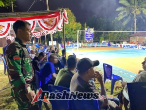 Babinsa Kodim 1602/Ende Dukung Sportivitas Pemuda Lewat Pengamanan Turnamen Voli