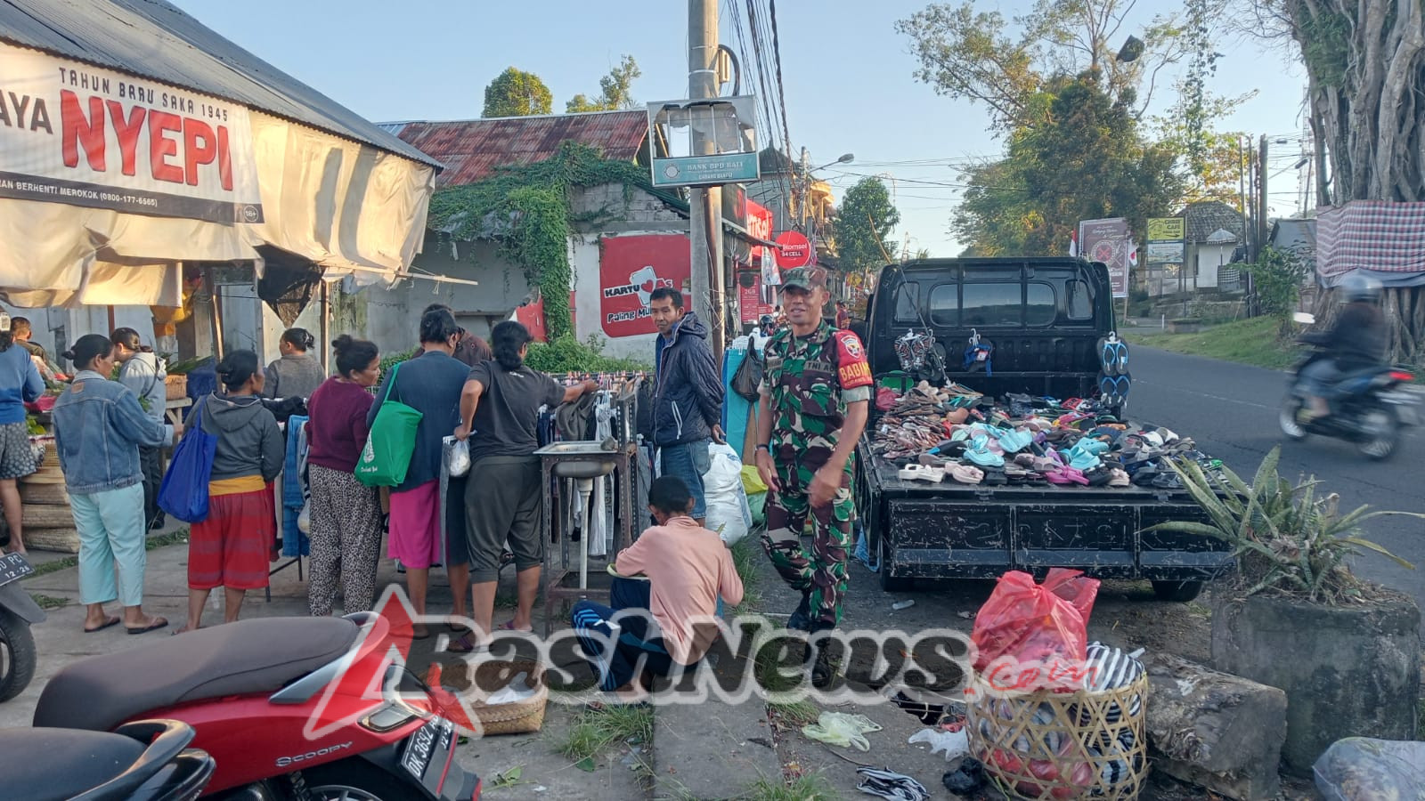 Babinsa Aktif Monitoring Pasar Tradisional untuk Dukung Ketertiban Lingkungan
