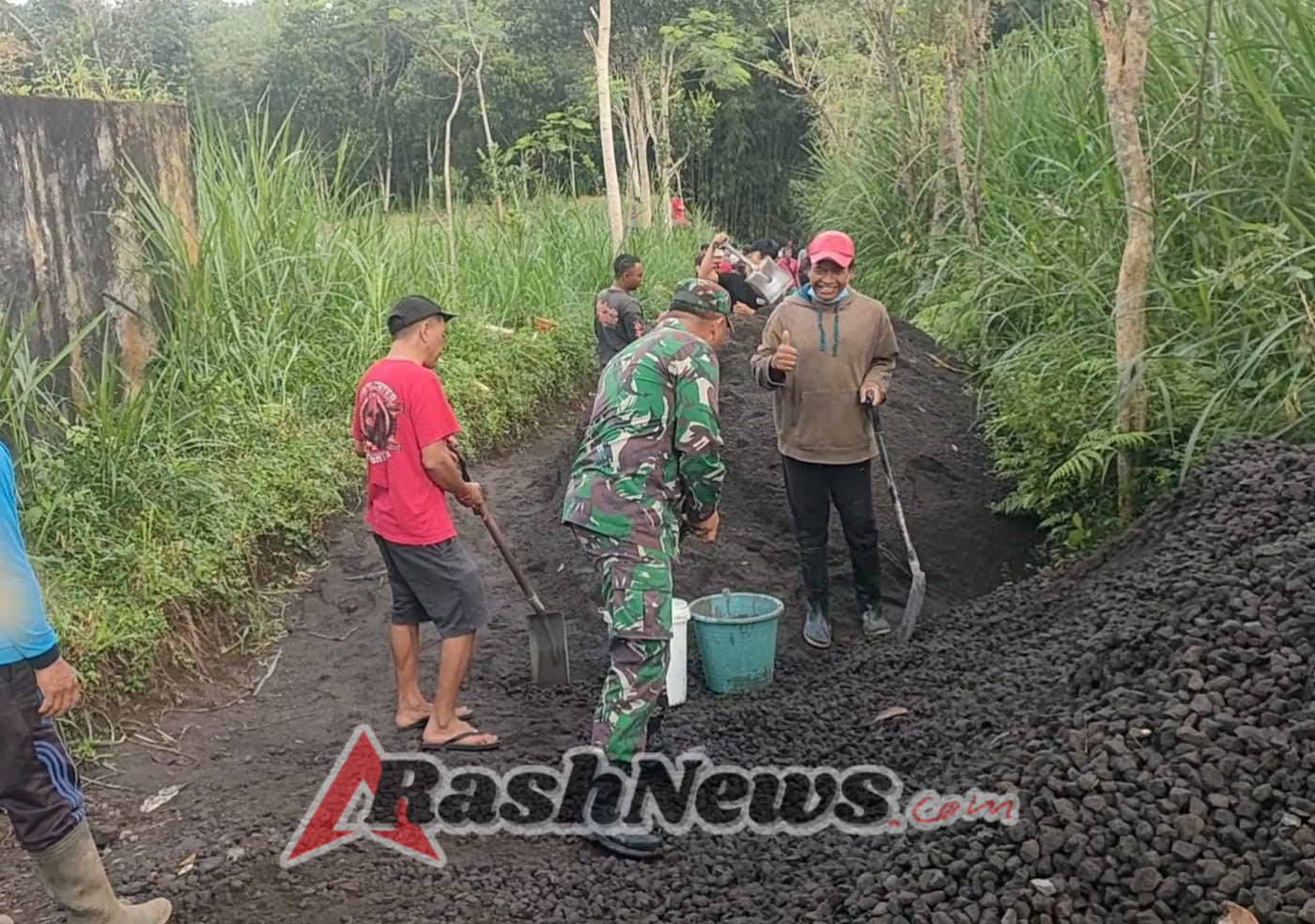 Babinsa dan Bhabinkamtibmas Desa Tiga Dampingi Warga dalam Pengerjaan Jalan Rabat Beton