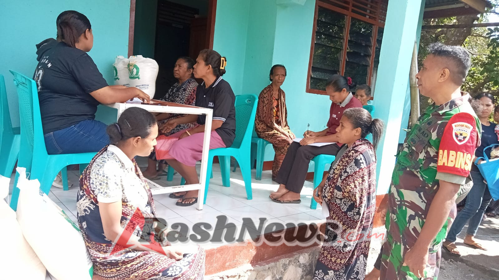 Dampingi Pendistribusian Bantuan Pangan, Ini Pesan Babinsa Koramil 1603-04/Kewapante.