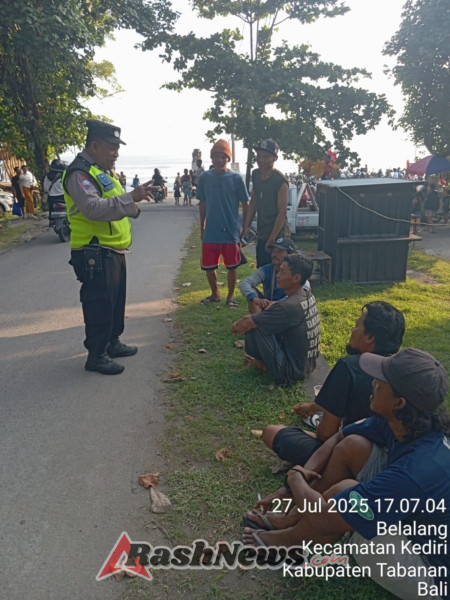 Bhabinkamtibmas Desa Belalang Laksanakan Pengamanan di Pantai Kedungu.