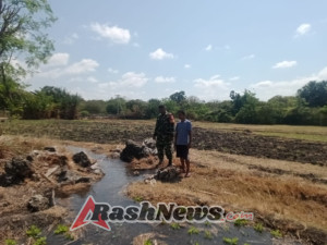 Kopda Otniel Bofe Bantu Petani Mengairi Lahan Kacang