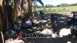 Babinsa Bantu Warga Binaan Bersihkan Bawang Merah