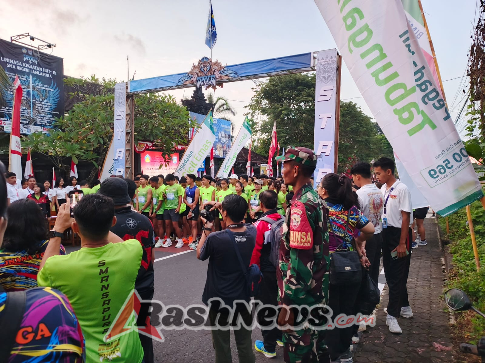 Babinsa Kelurahan Karangasem turut amankan kegiatan lomba lari Smansapura Run.
