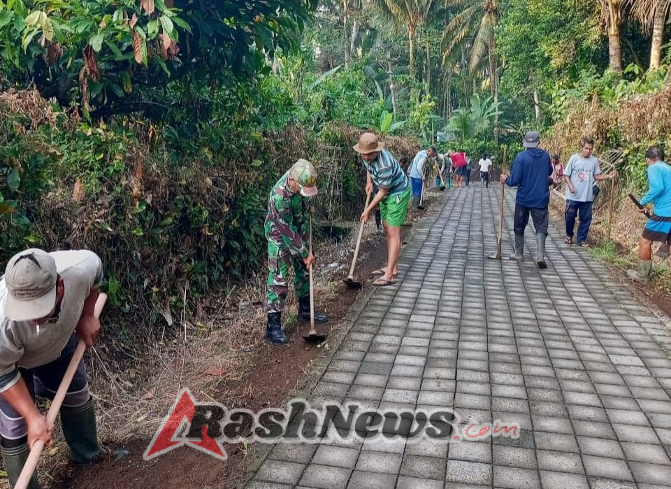 Dukung Pembangunan Desa, Babinsa Jegu dan Masyarakat Kerja Bakti Pelebaran Jalan