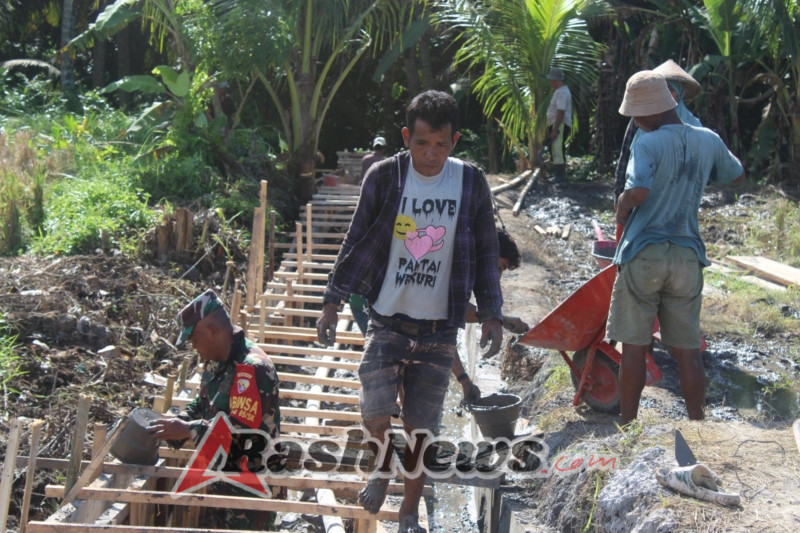 Dengan Semangat Pengabdian, Babinsa Serda Suparman Dampingi Satgas TMMD Bangun Harapan Warga